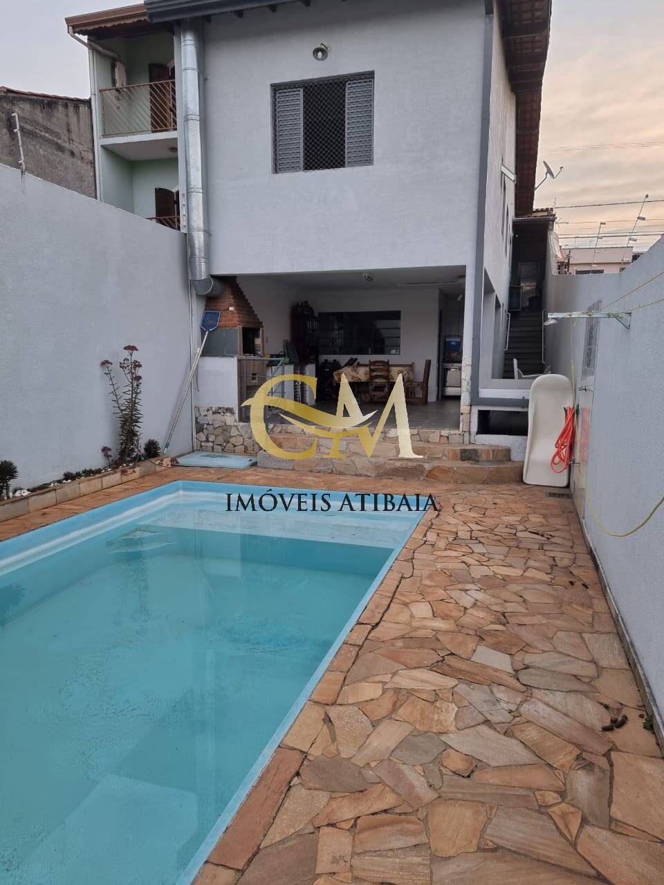 Casa à venda com 3 quartos, 199m² - Foto 1